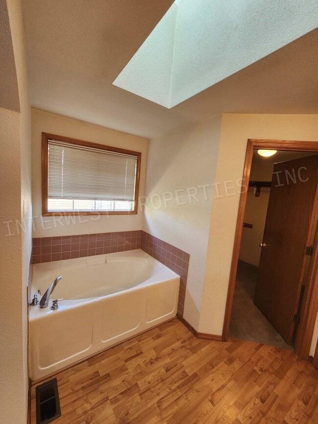 Building Photo - 4+ Bedroom Tigard Home With a Beautiful Vi...