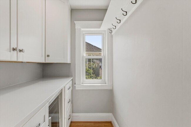 Building Photo - 452 Quarry St