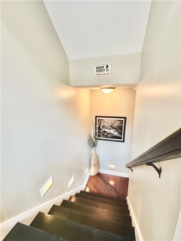 Building Photo - 3232 Brookview Rd