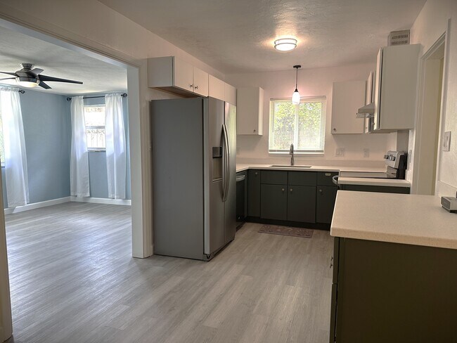 Building Photo - 2275 Hawthorne St