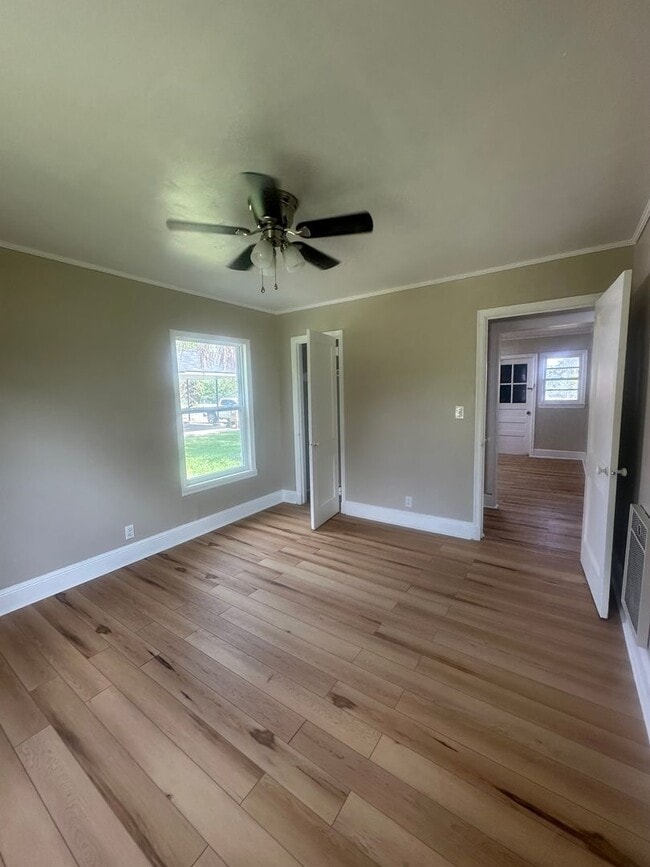 Building Photo - 2 Bed/1 Bath House