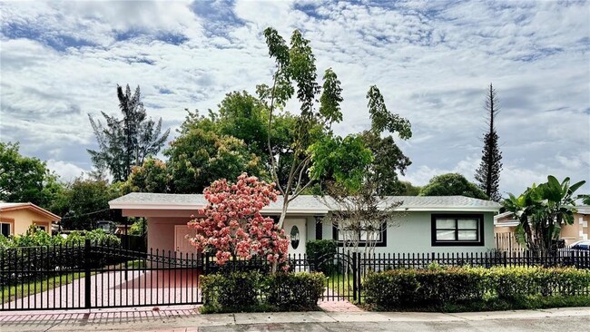 Building Photo - 1783 Lauderdale Manor Dr