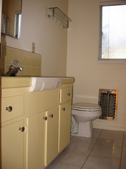 Building Photo - 1802 Oak St