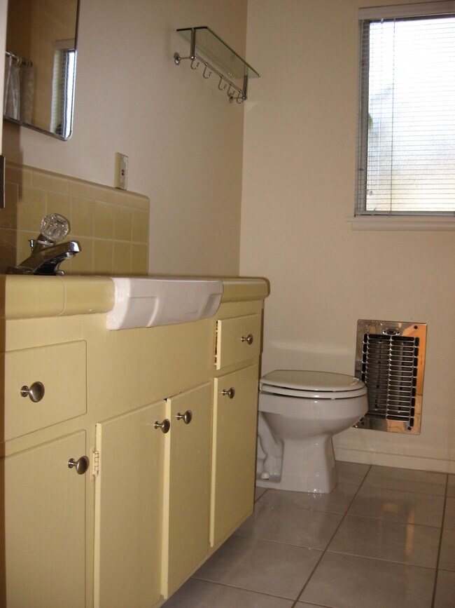 Building Photo - 1802 Oak St