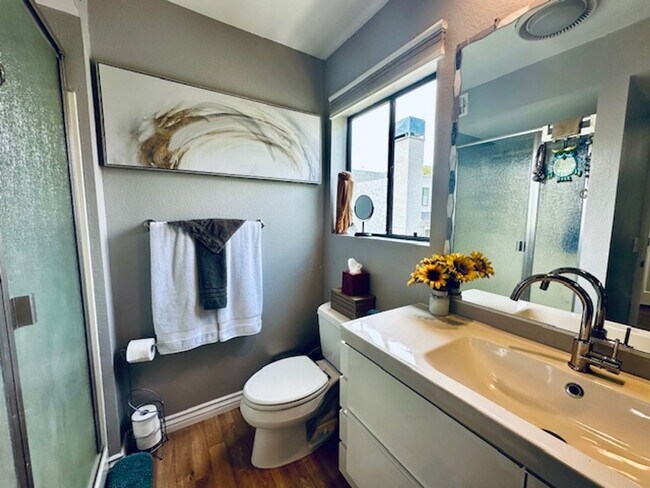 Building Photo - Stunning 2 bedroom/ 2 bath Condo in Creekw...