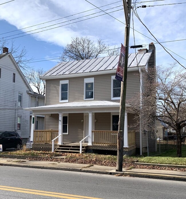Building Photo - Newly renovated 4 bed/2.5 bath single fami...