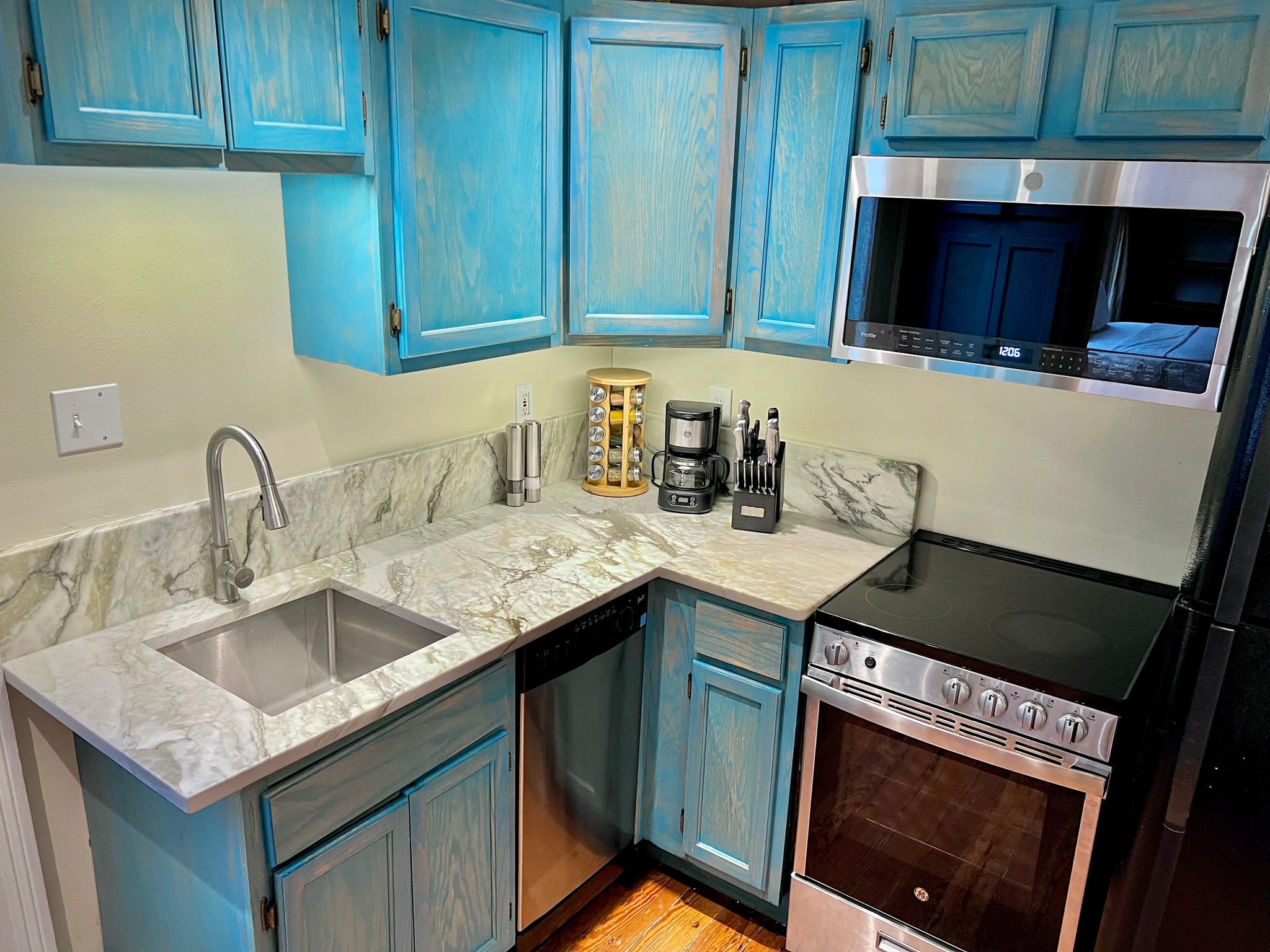 Building Photo - 1108 General Pershing St