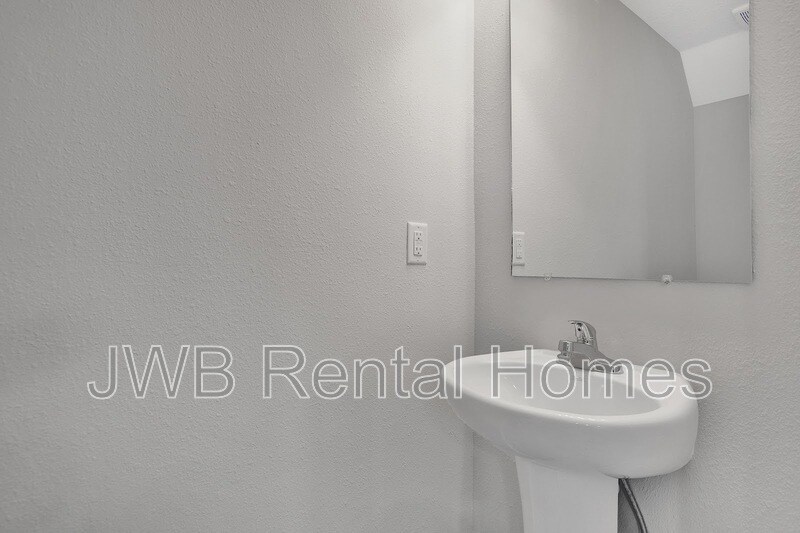 Building Photo - 2132 Clemente Dr