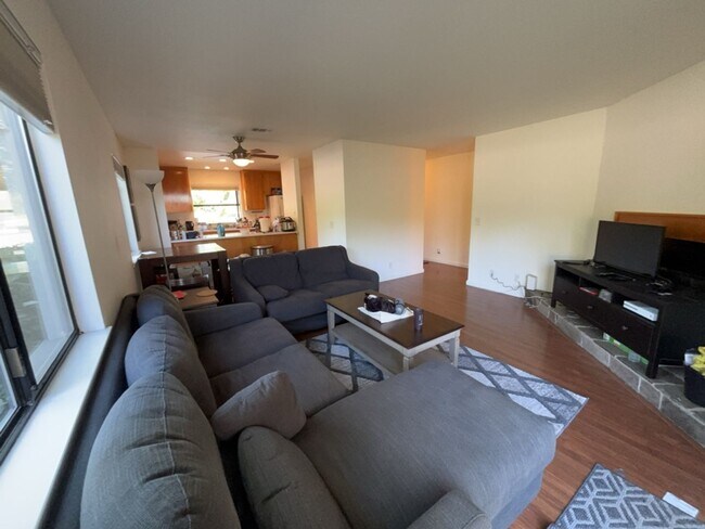 Building Photo - 3 bedroom North Davis townhome available f...