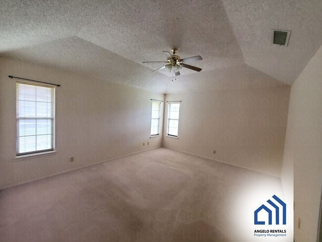 Building Photo - 6 MONTH LEASE!! SPACIOUS Southland 4 bed/3...