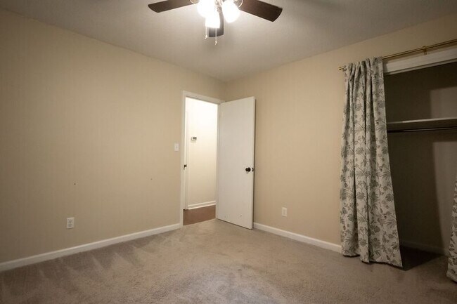 Building Photo - 281 Rhodes Dr