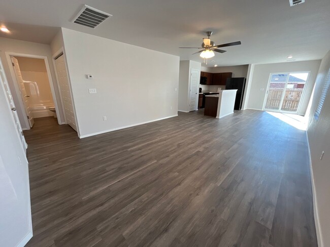 Building Photo - *Pre-leasing* NEWER Three Bedroom | Two Ba...