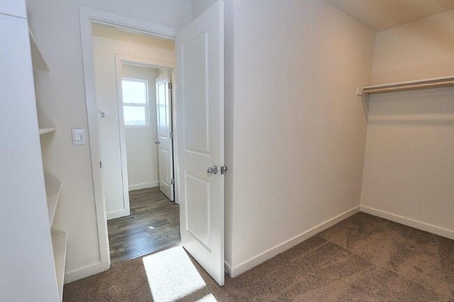 Building Photo - Beautiful Lincoln Home Available in May!