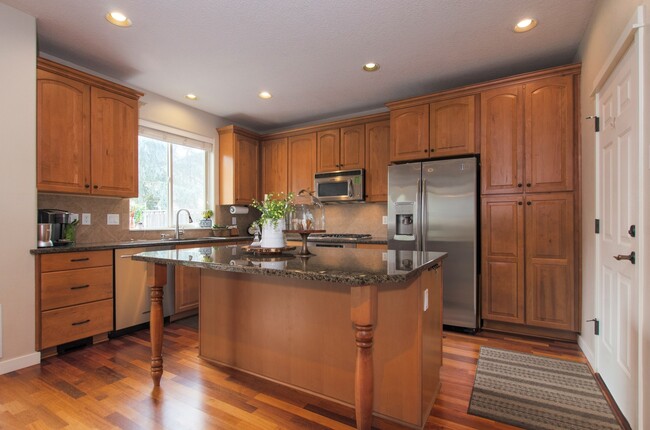 Building Photo - Large 3 bdrm / 2.5 bath with open floor pl...