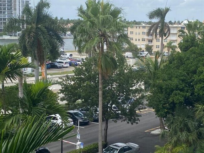 Building Photo - 3001 S Ocean Dr