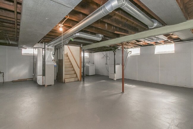 Building Photo - 3 bedroom Spacious Cape Cod!