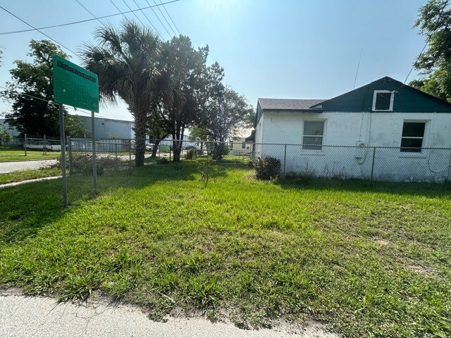 Building Photo - 1602 Wambolt St