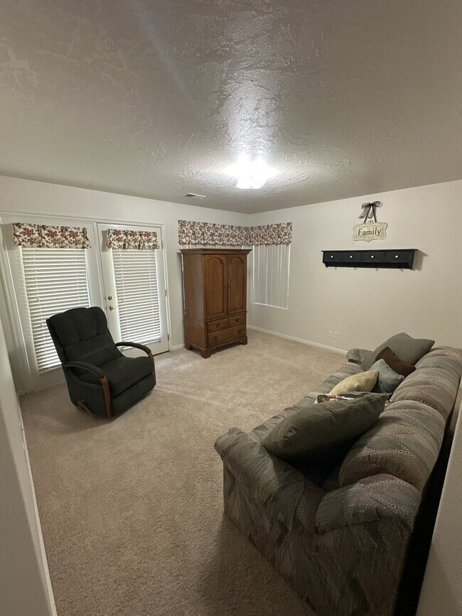 Building Photo - Furnished Quaint, Quiet Location, Centrally Located, 2 Bed 2.5 Bath