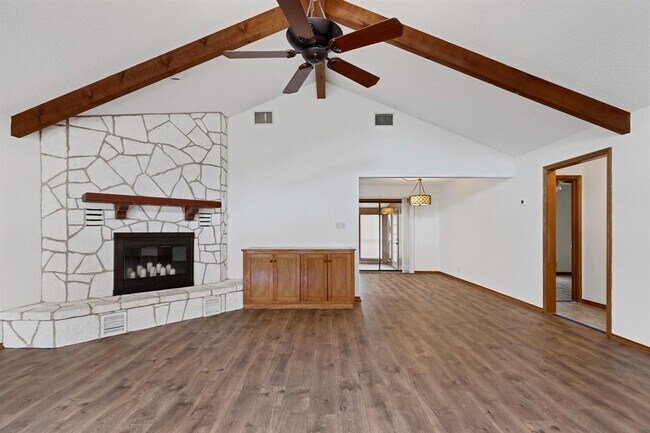 Building Photo - 850 Mission Hills Dr