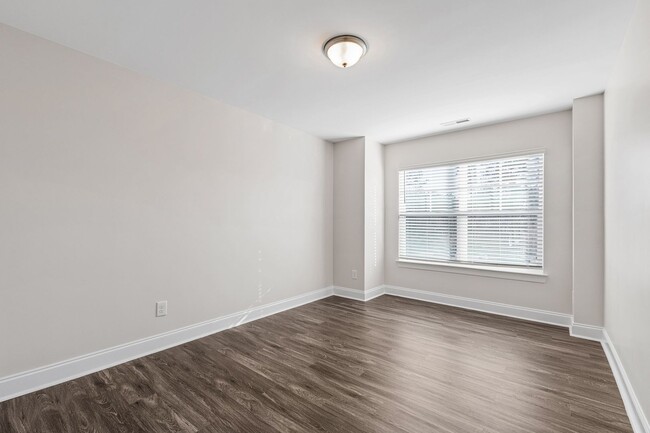 Building Photo - Spacious 3 bedroom townhome in fantastic D...