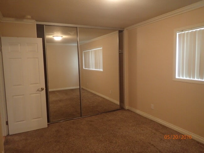 Building Photo - 2-Bed/1-Bath Condo w/Pool