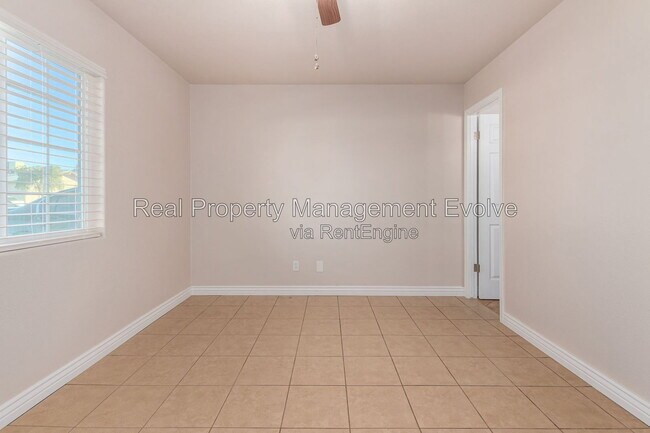 Building Photo - 5438 S 46th Pl
