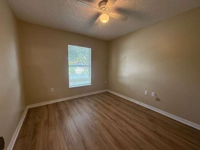 Building Photo - Prime Deltona Neighborhood
