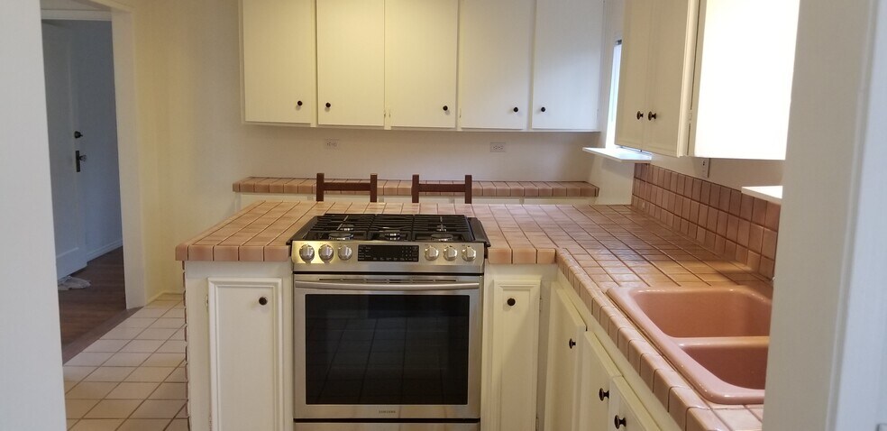 Kitchen - 2112 Clifford St