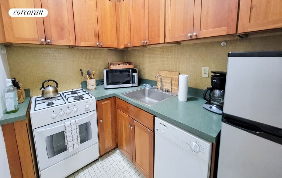 Building Photo - 344 E 51st St