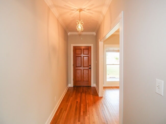 Building Photo - Spacious home!