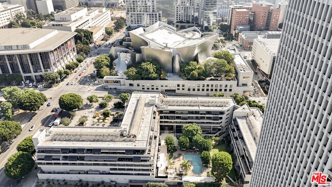 Building Photo - 121 S Hope St