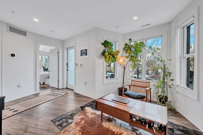 Building Photo - 1300 Park Rd NW