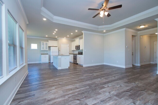 Building Photo - Move in special