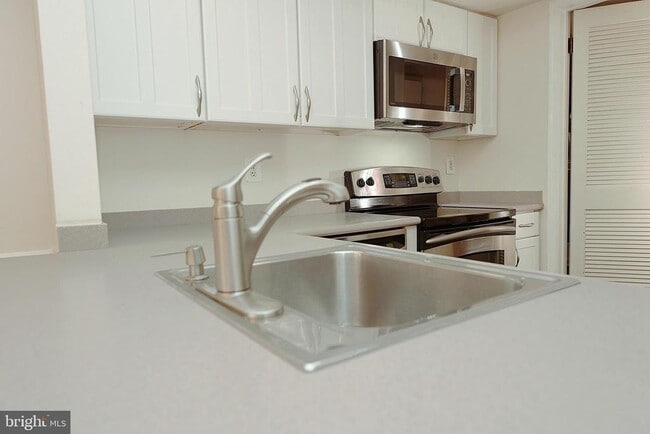 Building Photo - 72 5 Crown Royal Cir