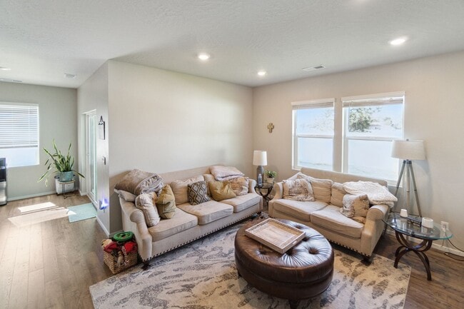 Building Photo - 4 Bed 2 Bath Single Family Home in Cheney!!