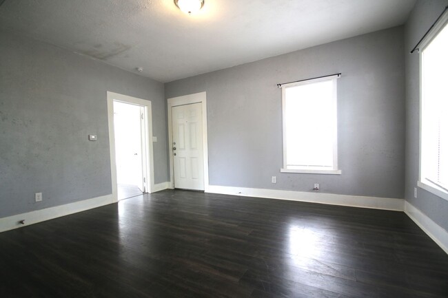 Building Photo - Charming 2 Bedroom 2 Bath House w/ Bonus R...