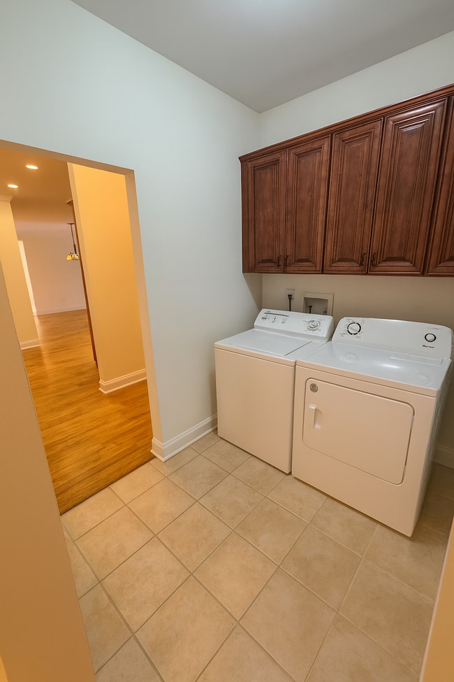 Building Photo - 736 River N Blvd