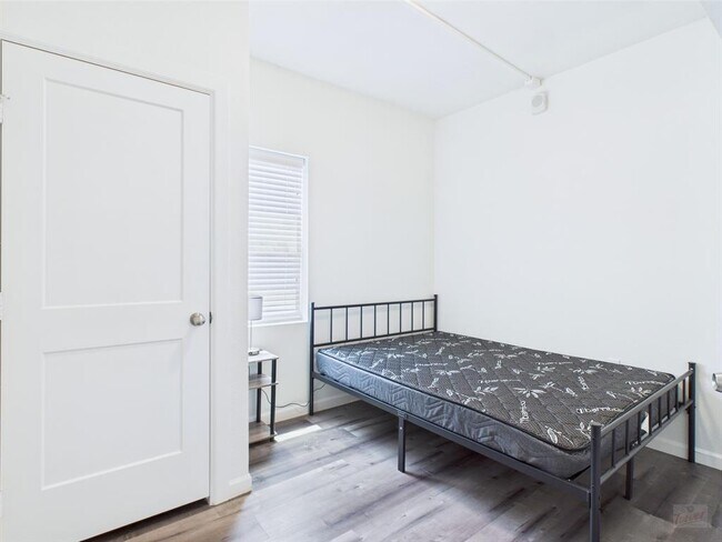 Building Photo - 911 W 22nd St