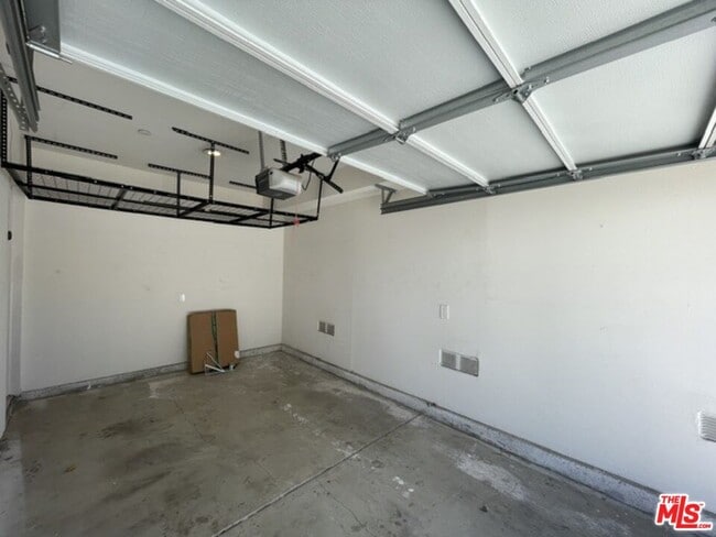 Building Photo - 5733 1/2 Fulcher Ave