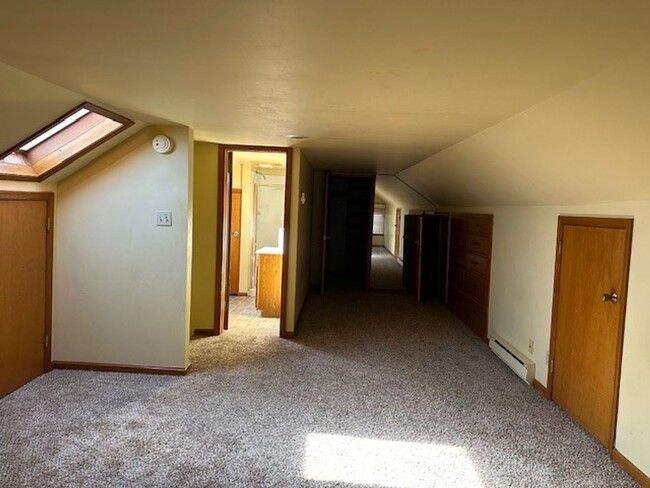 Building Photo - 2 Bedroom 2 Bathroom 2nd and 3rd floor Apa...