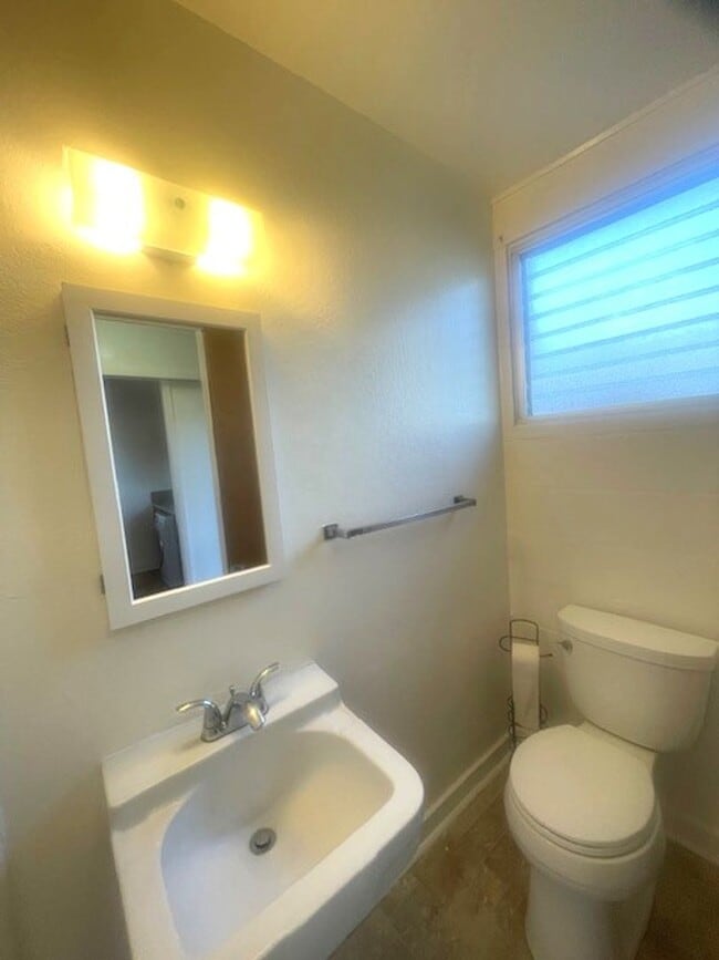 Building Photo - 2 Bed/ 2 Bath/ 2 Parking unit In Honolulu