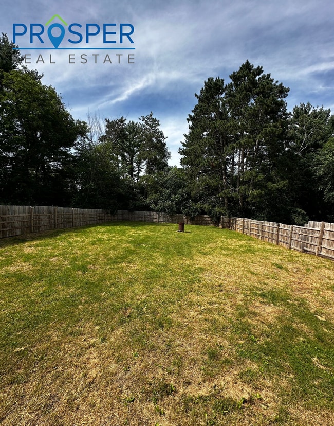 Building Photo - 3 Bedroom Farmstyle House with 3 acres!