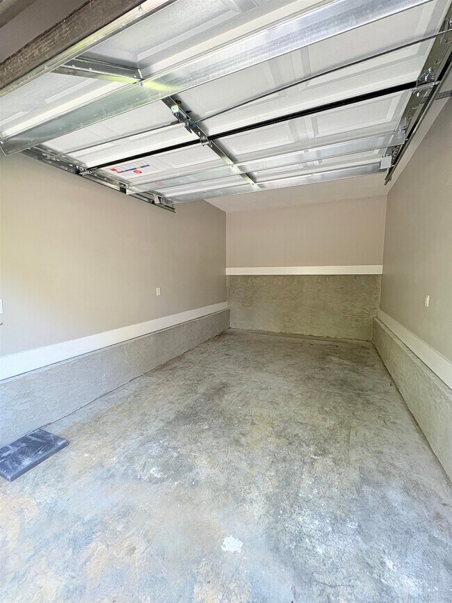 Building Photo - 1733 Beechwood Cir S