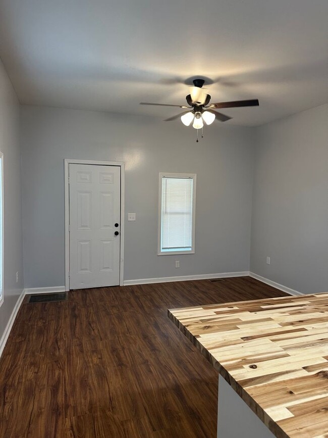 Building Photo - Newly Remodeled 1 bedroom/1 bath House
