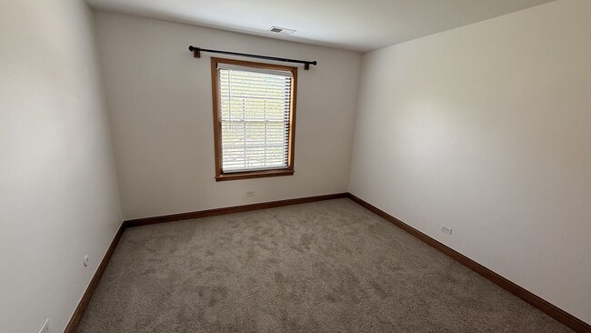 Building Photo - 220 Oak Knoll Ct