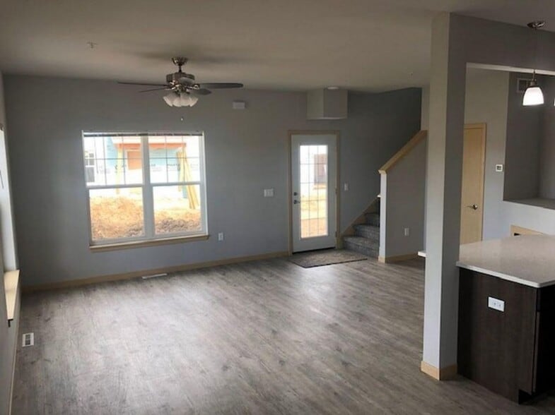 Loads of light, laminate floor - 6052 Driscoll Dr