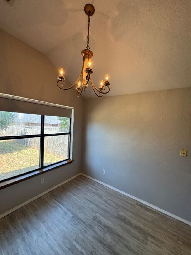 Building Photo - 3 bed 2 bath home for rent in Norman near SE 24th and Lindsey, new paint, new flooring, great area!