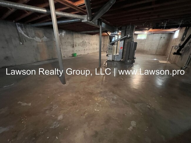 Building Photo - Pristine Brick Ranch with Covered Back Patio!