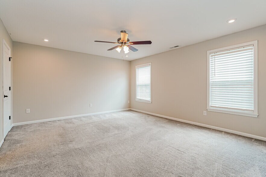 Building Photo - 4996 Crestbrook Dr