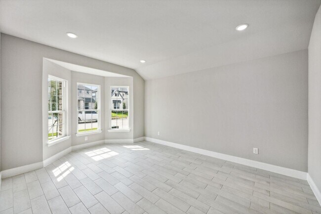 Building Photo - Prime Location Available First of November